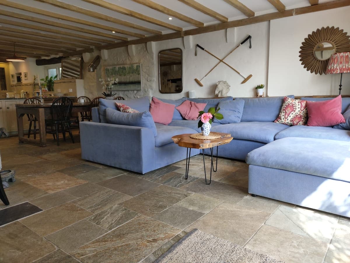 Relaxed living room with plenty of space to unwind together